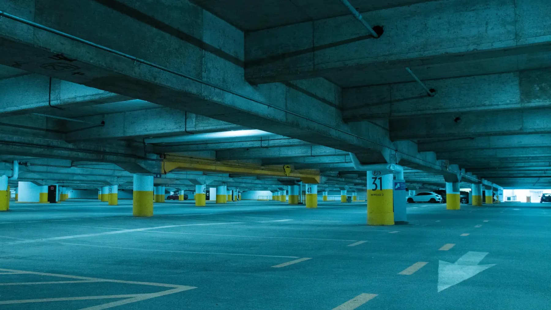 Überdachte Parkfläche mit Stellplätzen für Fahrzeuge