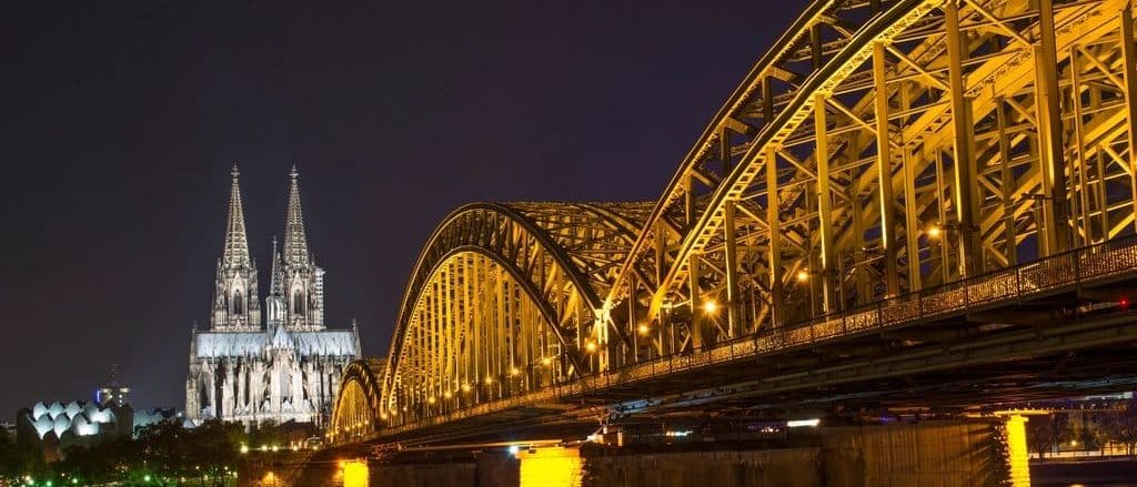 Kölner Dom und Hohenzollernbrücke bei Nacht