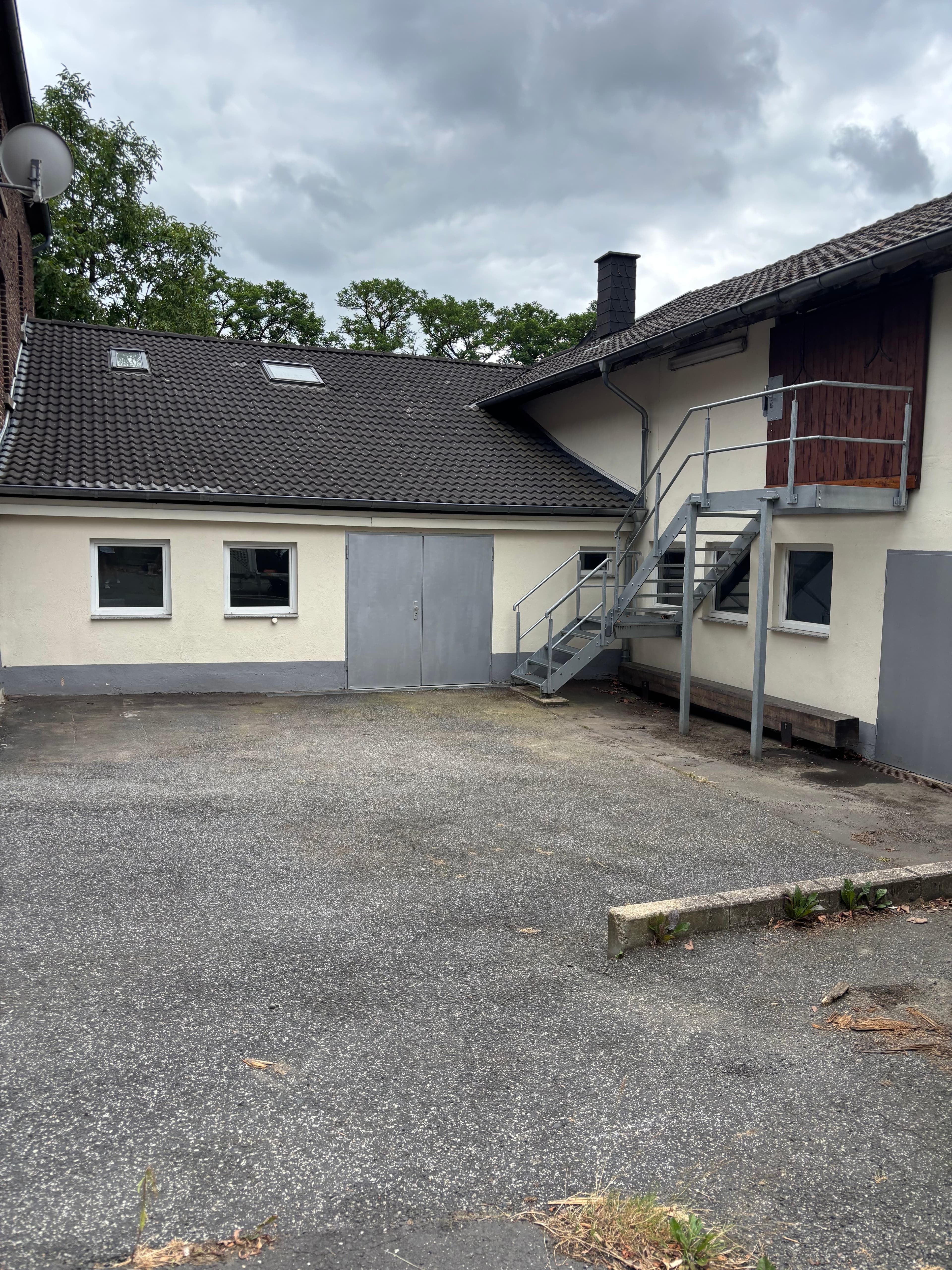 Foto: Gewerbe- & Lagerfläche mit Büro zu vermieten