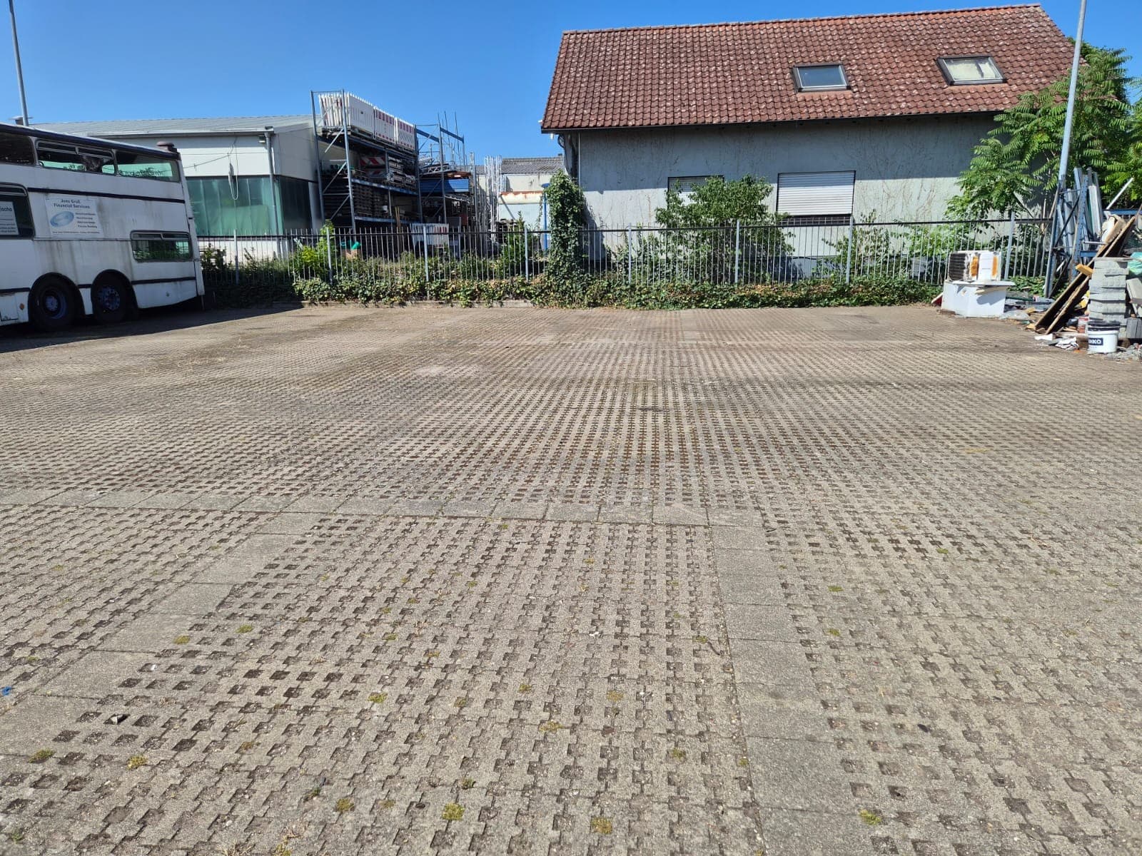 Foto: Stellplatz 270 m² in Schwetzingen, Freifläche befestigt und eingezäunt