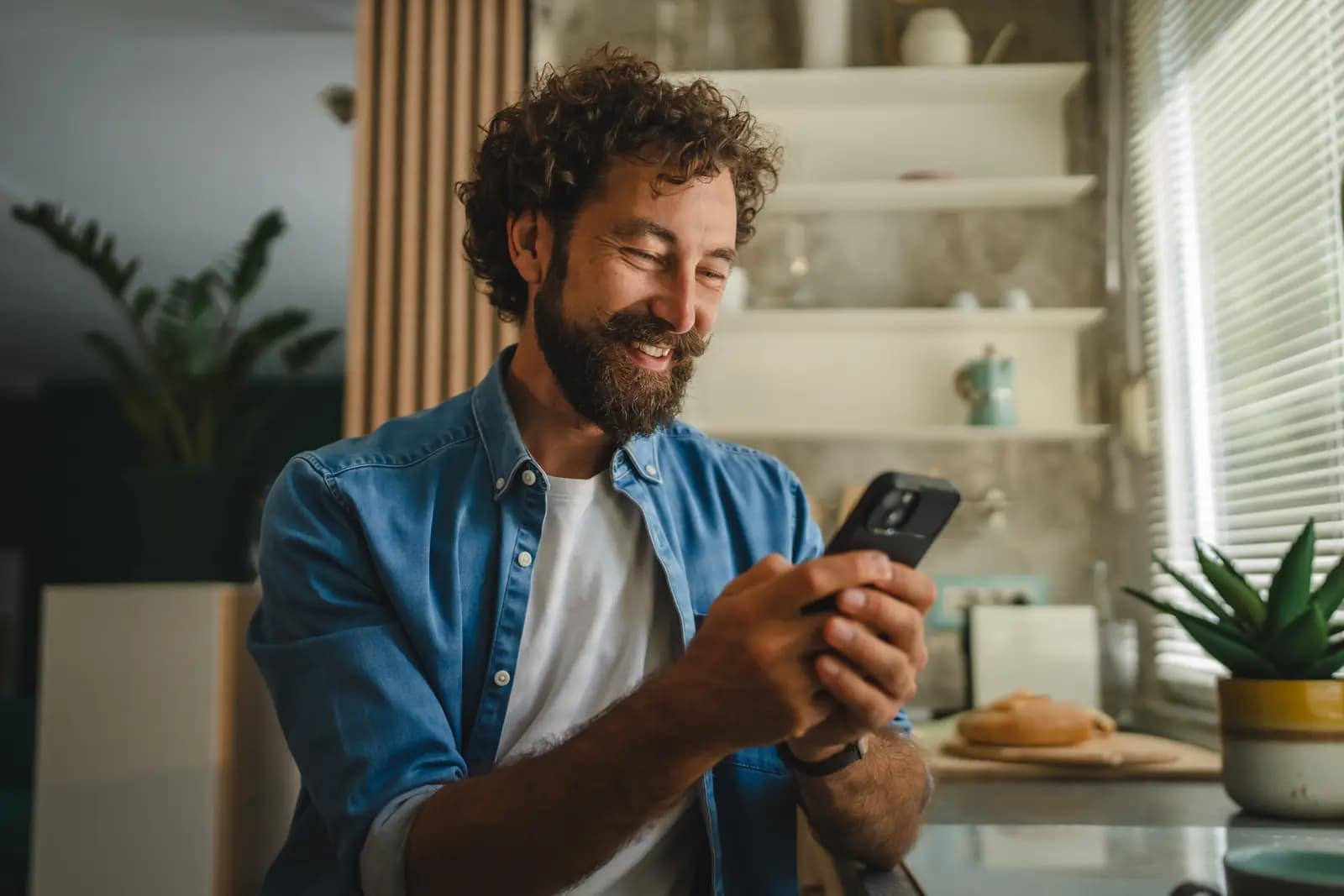Privater Anbieter prüft neue Anfragen für seine Fläche auf dem Smartphone.