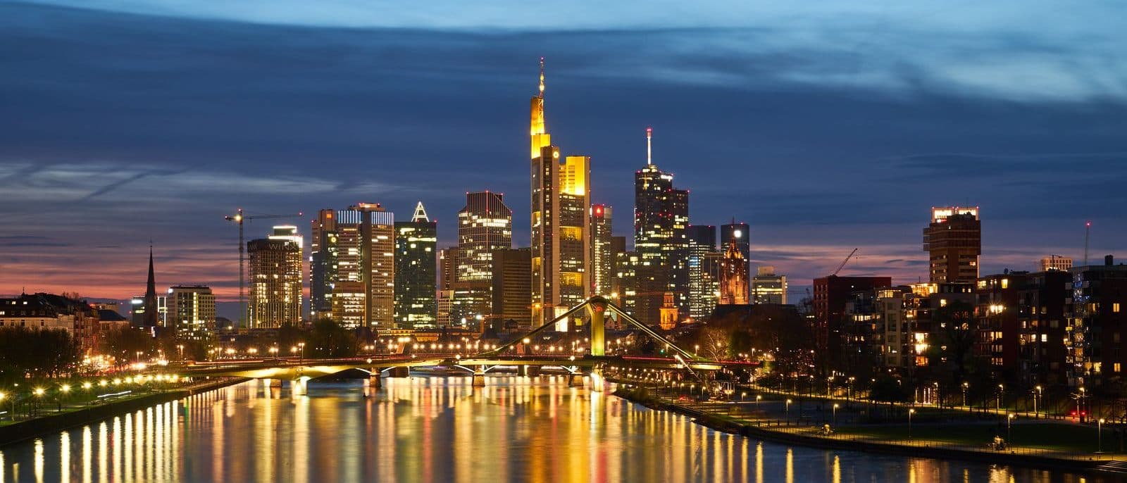 Frankfurter Skyline am Main in der Abenddämmerung